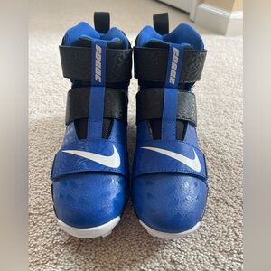 Youth Nike Force Savage Shark 2. Size 5.